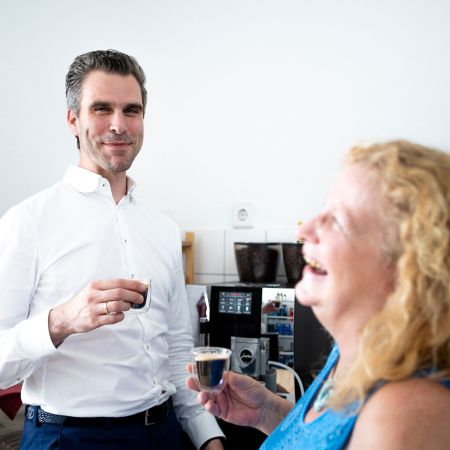 Partner Robin Kern der Kanzlei Papst | Lorenz mit  Assistentin 