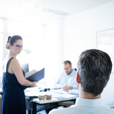 Rechtsanwaltsfachangestellte mit Ordnern in der Kanzlei Pabst | Lorenz + Partner