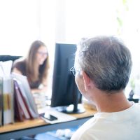 Fachanwalt schaut auf den Monitor. Büro, Rechtsanwaltskanzlei PLUP